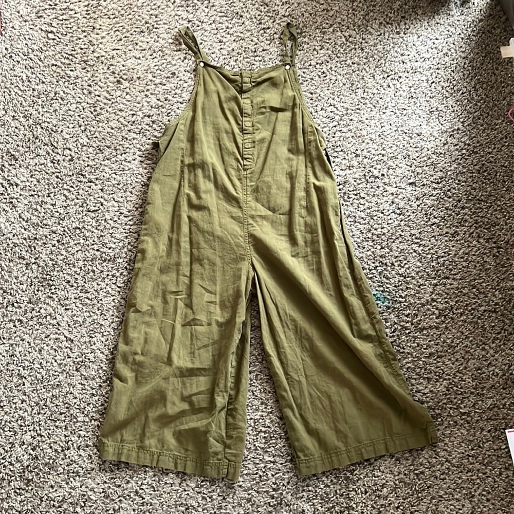 Petite Linen green jumpsuit from mango. Jaw string around waist. Lightweight